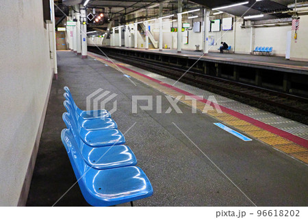 駅ホームの青い椅子 駅ホームの青い椅子 96618202