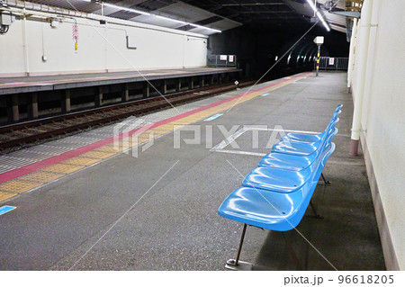 駅ホームの青い椅子 96618205