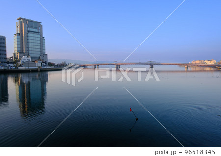 早朝の宍道湖大橋 島根県松江市 早朝の宍道湖大橋 島根県松江市 96618345