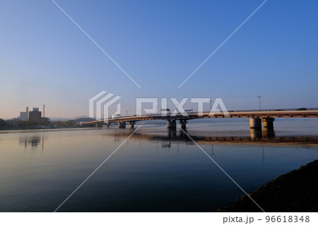 早朝の宍道湖大橋 島根県松江市 早朝の宍道湖大橋 島根県松江市 96618348