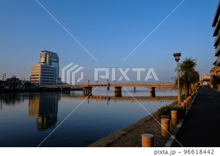 早朝の大橋　島根県松江市　日本百名橋 96618442