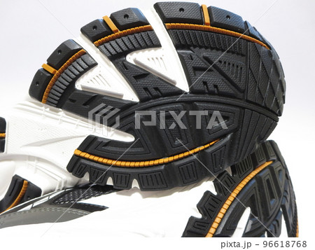 アウトドアやスポーツで使う男性用のシューズ 96618768