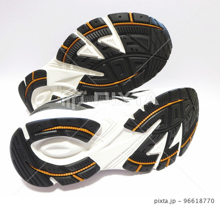 アウトドアやスポーツで使う男性用のシューズ 96618770