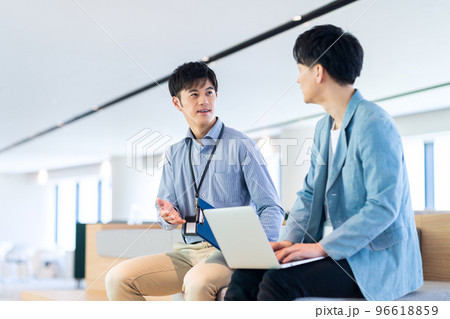 エンジニア　ビジネス　オフィス　会議　オフィスカジュアル　撮影協力「LINK FOREST」 96618859