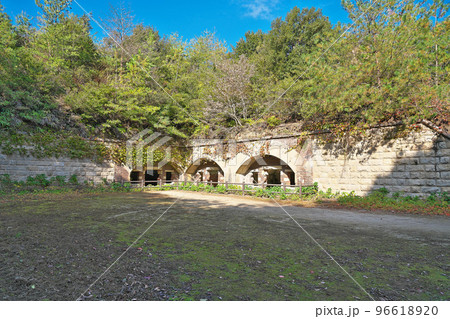 【大久野島の北部砲台 (軍事施設 遺跡)】 広島県竹原市忠海町 96618920