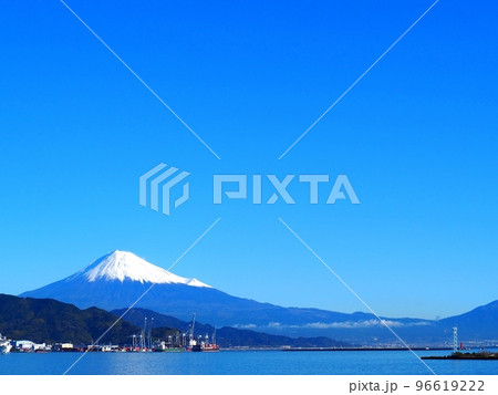 ＜静岡市清水＞清水港からみた興津ふ頭越しの富士山 96619222