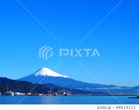 ＜静岡市清水＞清水港からみた興津ふ頭越しの富士山 96619223