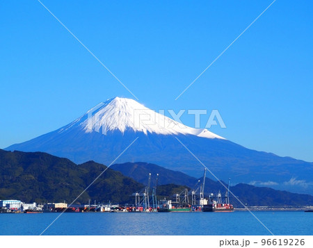 ＜静岡市清水＞清水港からみた興津ふ頭越しの富士山 96619226