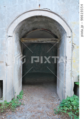 【大久野島の北部砲台 (軍事施設 遺跡)】 広島県竹原市忠海町 【大久野島の北部砲台 (軍事施設 遺跡)】 広島県竹原市忠海町 96619354