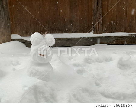雪国の雪だるま　かわいい　子供の冬あそび 96619357