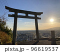 離陸する飛行機と鳥居と夕日 96619537