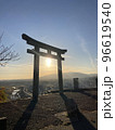 夕日と鳥居 96619540