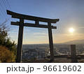 夕日と鳥居 96619602