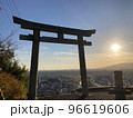 夕日と鳥居 96619606
