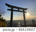 夕日と鳥居 96619607