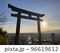 夕日と鳥居 96619612