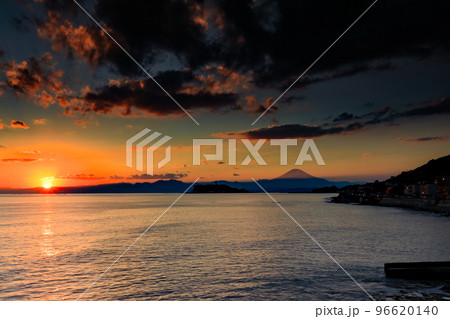 湘南の海夕景 稲村ケ崎海岸のサンセット 神奈川県 湘南の海夕景 稲村ケ崎海岸のサンセット 神奈川県 96620140