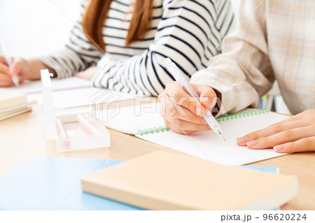 勉強をする女子大生二人の手元 勉強をする女子大生二人の手元 96620224