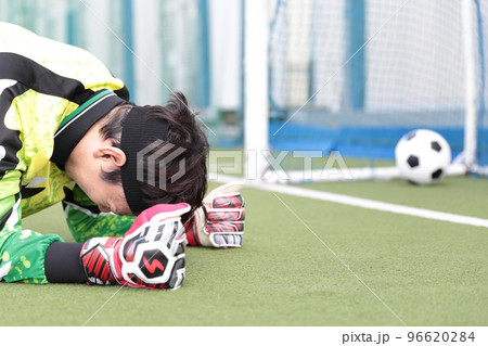 失点に悲しむゴールキーパーの男性 96620284