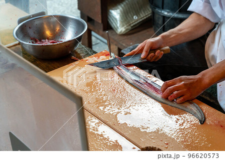 鰻を裂く職人の手元 96620573
