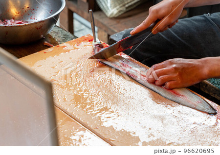 鰻を裂く職人の手元 鰻を裂く職人の手元 96620695