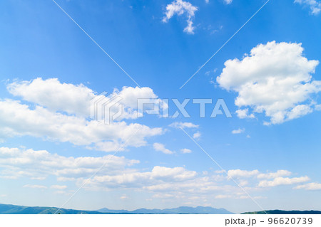 美しく壮大な初夏の空「仙酔峡の空と雲」日本・阿蘇市 96620739
