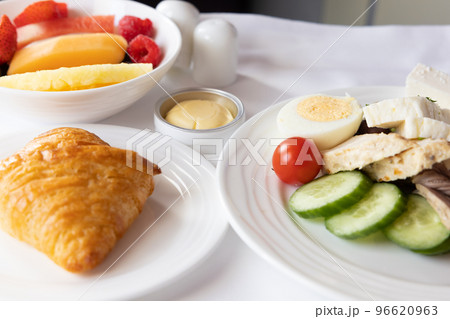 ビジネスクラス機内食の朝食 96620963