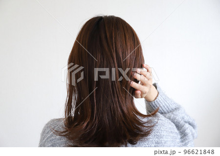 女性の後ろ姿 96621848