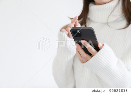 スマホを使う女性の手元 スマホを使う女性の手元 96621853