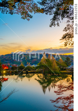 冬の風物詩雪吊りと朝焼けが兼六園の霞ヶ池に美しく反射する早朝の風景｜石川県金沢市 96622058