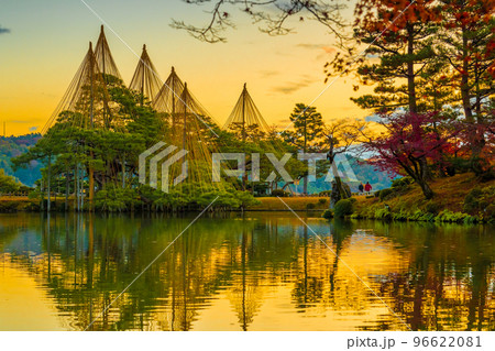 冬の風物詩雪吊りと朝焼けが兼六園の霞ヶ池に美しく反射する早朝の風景|石川県金沢市 冬の風物詩雪吊りと朝焼けが兼六園の霞ヶ池に美しく反射する早朝の風景|石川県金沢市 96622081