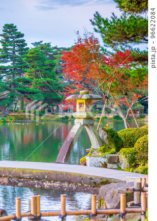 早朝の朝日を浴びる兼六園霞ヶ池のことじ灯篭の風景｜石川県金沢市 96622084