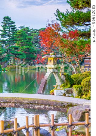 早朝の朝日を浴びる兼六園霞ヶ池のことじ灯篭の風景｜石川県金沢市 96622085