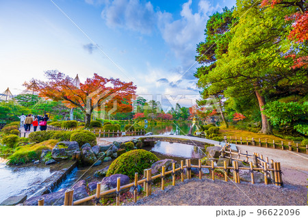 秋晴れの青空と紅葉が美しい兼六園霞ヶ池のことじ灯篭の風景|石川県金沢市 秋晴れの青空と紅葉が美しい兼六園霞ヶ池のことじ灯篭の風景|石川県金沢市 96622096