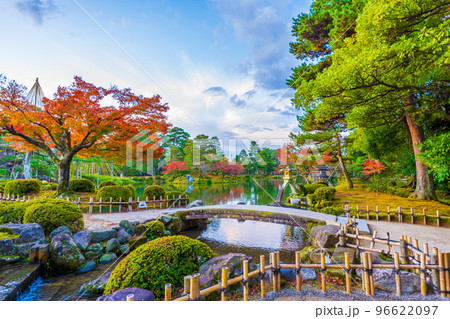 秋晴れの青空と紅葉が美しい兼六園霞ヶ池のことじ灯篭の風景｜石川県金沢市 96622097