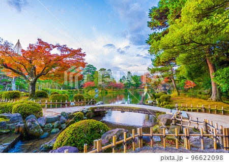 秋晴れの青空と紅葉が美しい兼六園霞ヶ池のことじ灯篭の風景｜石川県金沢市 96622098