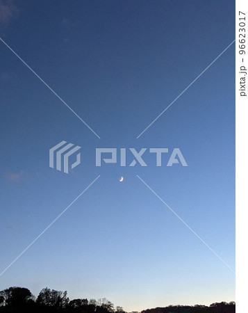 山の上に登る夕焼け空と白い三日月 山の上に登る夕焼け空と白い三日月 96623017
