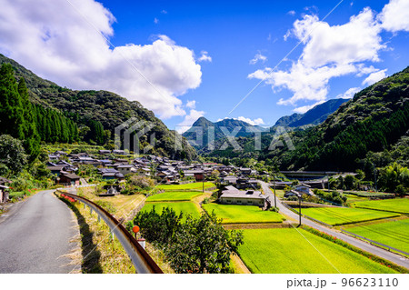 最高に美しい秋晴れを背景に村の風景「観光名所：日本棚田百選・番所の棚田」(日本・九州・熊本県山鹿市) 96623110