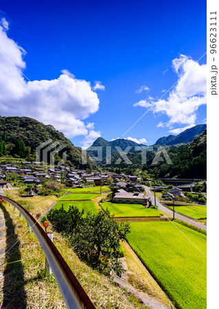 最高に美しい秋晴れを背景に村の風景「観光名所：日本棚田百選・番所の棚田」(日本・九州・熊本県山鹿市) 96623111