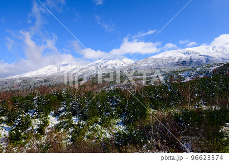 望岳台から見た秋の雪山 96623374