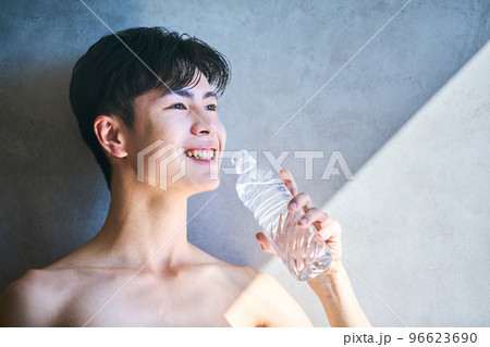 若い　ライフスタイル 96623690