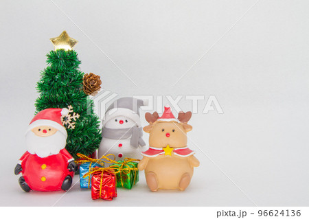クリスマスツリーとサンタとトナカイと雪だるまとプレゼント 96624136