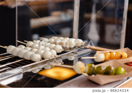 食べ歩き　焼き団子 96624334