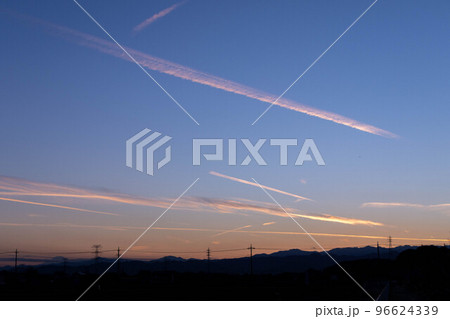 夕焼けと飛行機雲 96624339