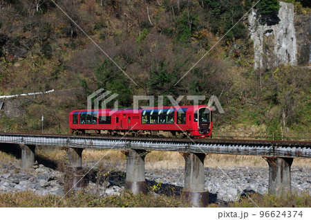 大糸線全線開通65周年記念乗入れ リゾート雪月花 姫川鉄橋 96624374