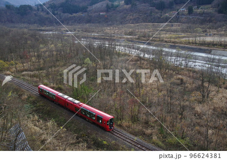 大糸線全線開通65周年記念乗入れ リゾート雪月花 姫川河原を行く 96624381