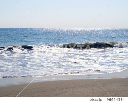 青い海の波打ち際。 96624534