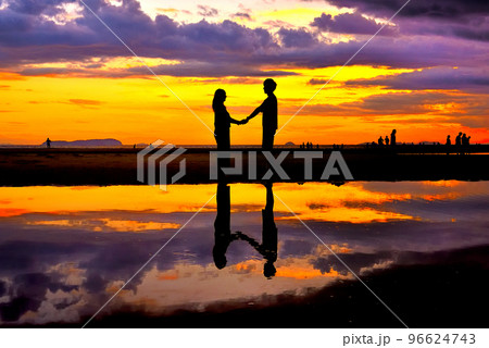 四国・父母ヶ浜・見つめ合う二人、思い出深い写メが残せる美しい夕景の砂浜のイメージ・香川県三豊市(3) 96624743