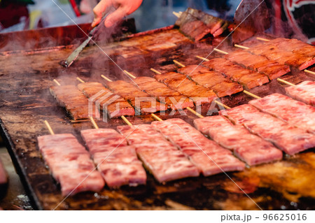 屋台　肉串　串焼き 96625016
