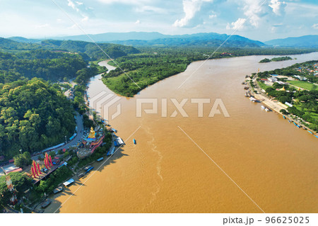 ゴールデントライアングル3カ国の国境線メコン川　タイ・チェンライ 96625025